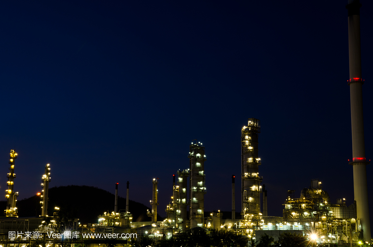 油净化厂夜景。