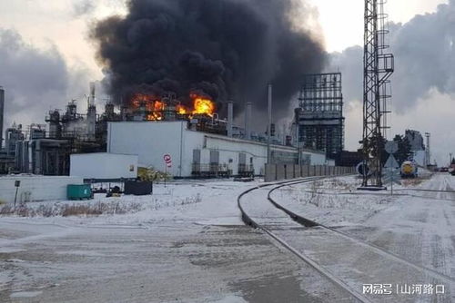 俄罗斯西伯利亚最大的炼油厂发生火灾,可能是乱扔烟头引起的